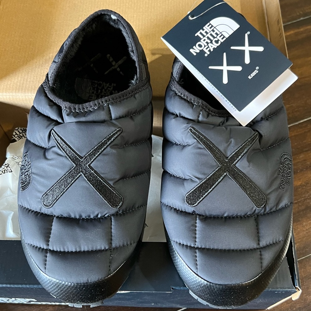 DS Kaws x The North Face Project Men’s Thermoball Traction Mule VS AUTHENTIC
